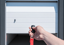 Een elektrisch (afstandbediening) bediende, geïsoleerde Hörmann sectionaaldeur